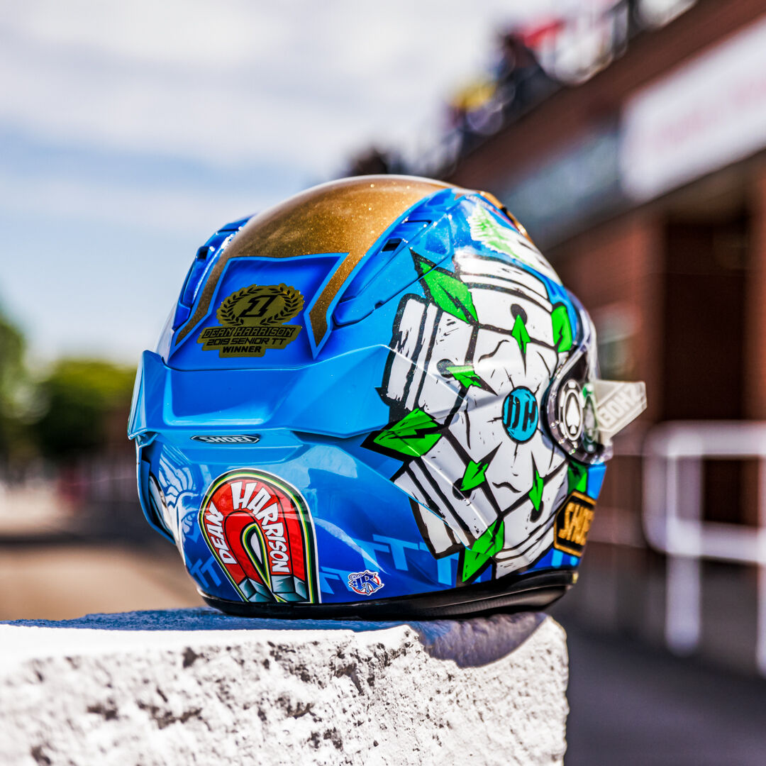 Some beautiful shots of Dean Harrisons X-SPR Shoei helmet from the TT, Let us know what you think of Dean's helmet in the comments! Find more about the X-SPR here: bit.ly/3xz4gxz #Shoei #ShoeiXSPRPRO #ShoeiHelmet #TT #IOMTT #IsleOfManTT #RoadRacing #DeanHarrison