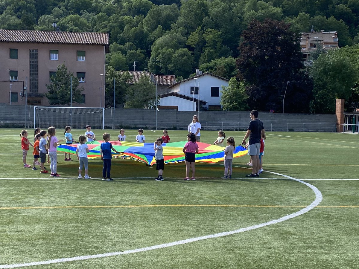 jmanelroo's tweet photo. Trobada P5 del PCEE amb @iesantjoan i l’Escola Dr. Robert @ajcamprodon al camp de futbol de @StJoanAb https://t.co/zOhTbBFAdd