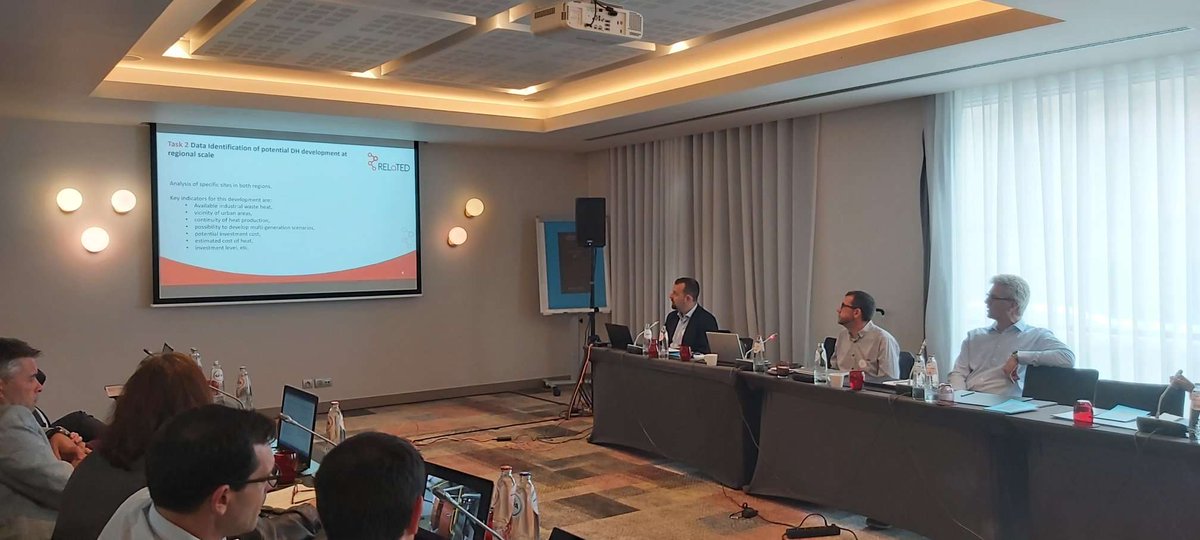 Jesus Casado from <a href="/EVEuskadi/">#euskalenergia</a> presenting the regional planning for #DistrictHeating during our #RELaTED_project final event 🏘️