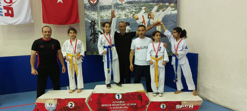 Türkiye Karate Federasyonu KYOKUSHİN İstanbul Şampiyonasında Mehmetçik İlkokulu öğrencileri N.Zehra Denizhan ve Yezen Sabouni altın, Zilan Sumeli bronz madalya, M.Efe Denizhan Türkiye 3.lüğü ve Şehit Vedat Barceğci Ortaokulu öğrencimiz Selnur Agaya derece kazanmıştır.Tebrikler 👏