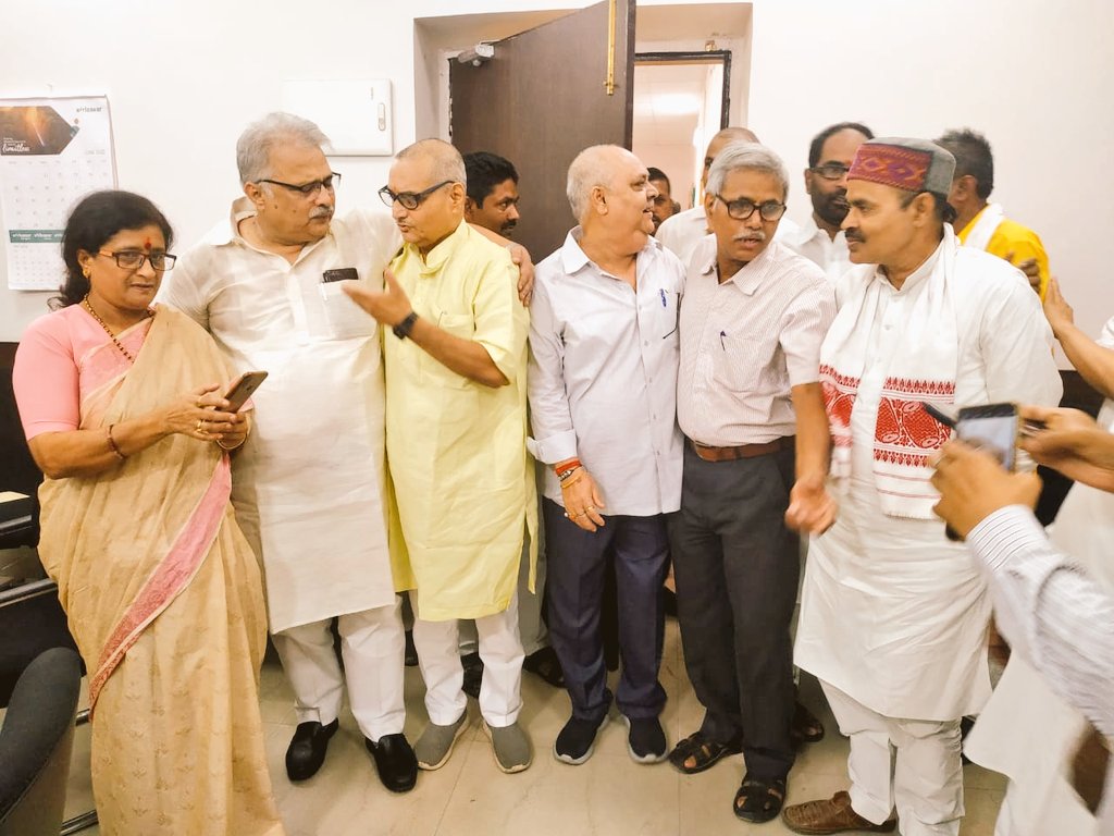 deveshkumarbjp's tweet photo. आज @BJP4Bihar की तरफ से बिहार विधान परिषद चुनाव के उम्मीदवार और मेरे अच्छे मित्र श्री अनिल शर्मा जी के नामांकन के पूर्व बिहार विधानसभा में मिलकर अपनी शुभेच्छा और बधाई दिया। मौके पर माननीय विधान पार्षद डॉ @drsanjaymayukh जी और पूर्व विधायक श्रीमती उषा विद्यार्थी जी मौजूद रहीं। https://t.co/e9sKjkZgAd
