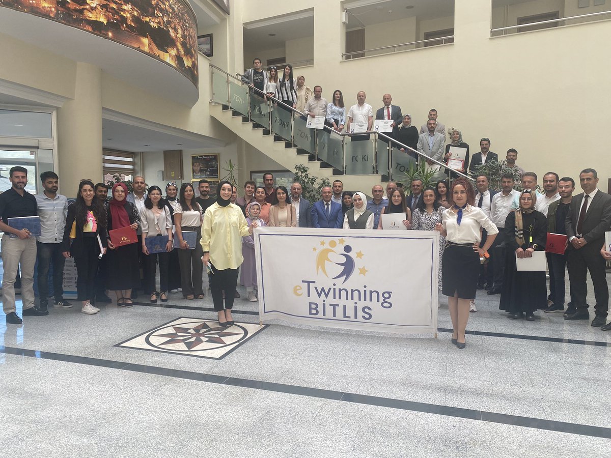 E-twinning Ödül Töreni sonrası öğretmen arkadaşlarla hatıra fotoğrafı çektik.