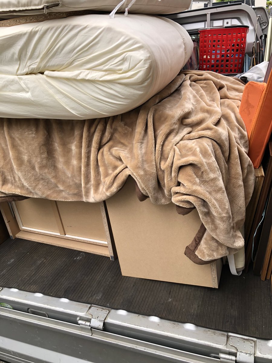 recycle_base's tweet photo. 西区にて残置物撤去のご依頼でした♪
お荷物大量でしたが細い道路の為小型トラックで対応させていただきました😊
最後掃除機がけでお部屋も綺麗になりました！ https://t.co/xtxAf92ay3
