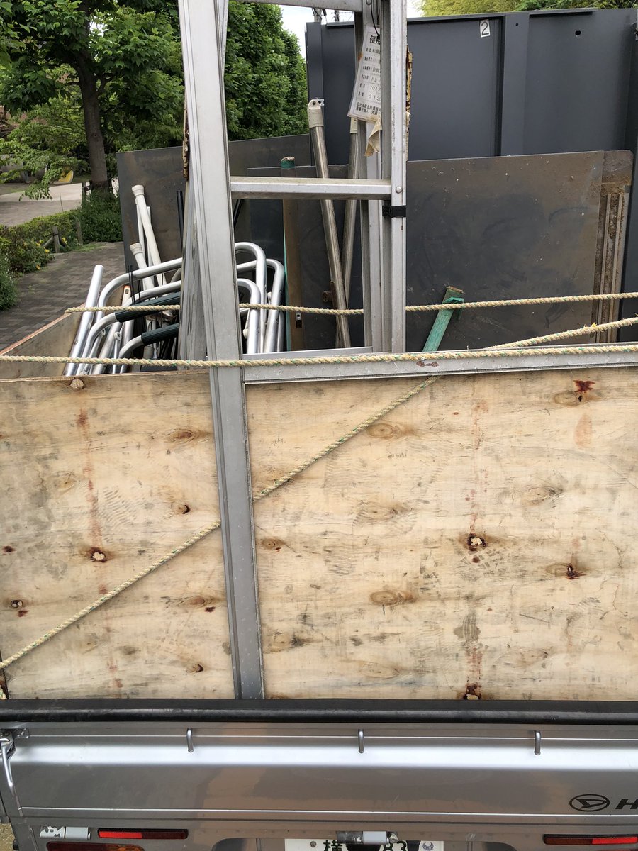 recycle_base's tweet photo. 西区にて残置物撤去のご依頼でした♪
お荷物大量でしたが細い道路の為小型トラックで対応させていただきました😊
最後掃除機がけでお部屋も綺麗になりました！ https://t.co/xtxAf92ay3