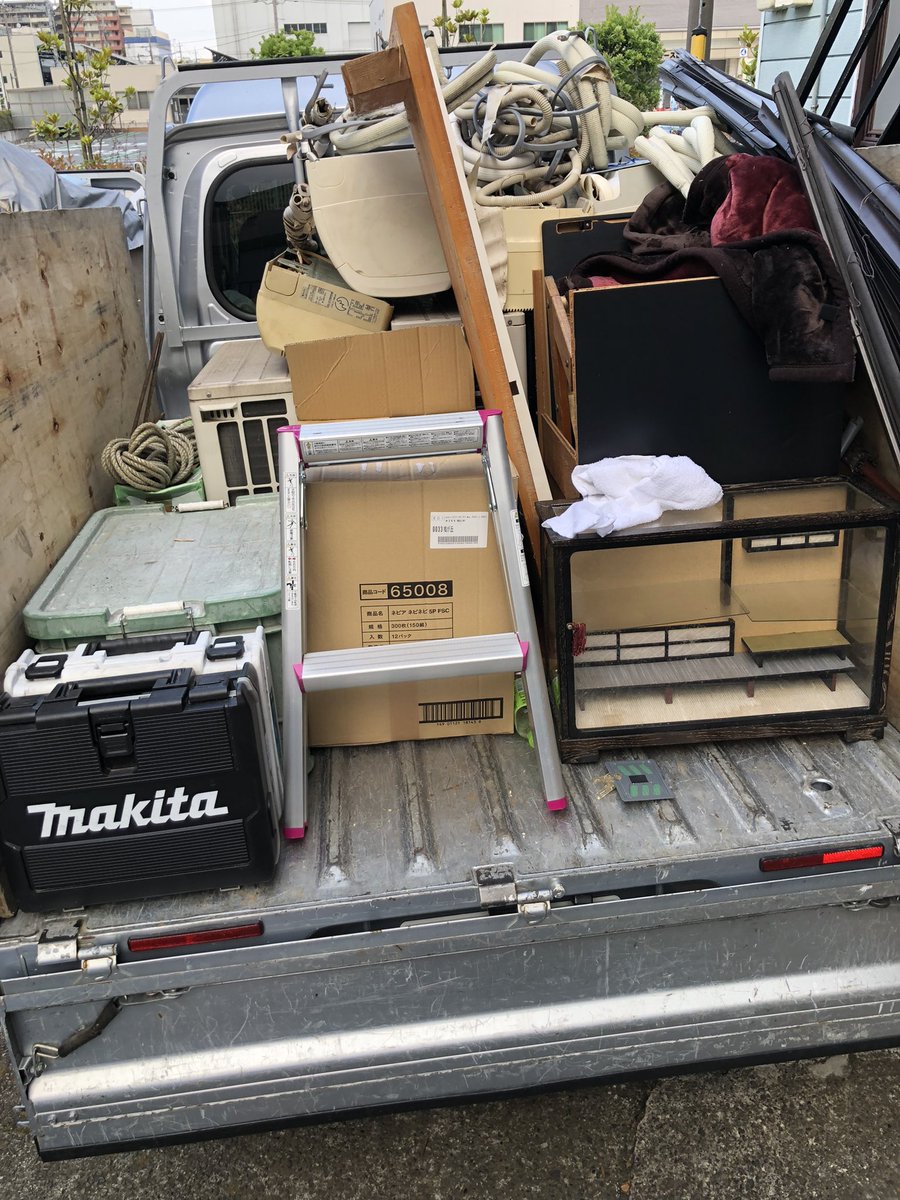 recycle_base's tweet photo. 西区にて残置物撤去のご依頼でした♪
お荷物大量でしたが細い道路の為小型トラックで対応させていただきました😊
最後掃除機がけでお部屋も綺麗になりました！ https://t.co/xtxAf92ay3
