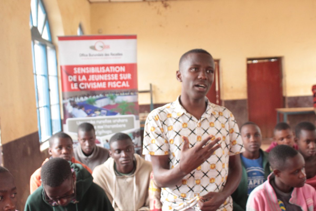 OBR_BI's tweet photo. Séance d'animation du Club Scolaire des élèves Amis du Fisc de l'#ENEFA Kibumbu en province de #Mwaro. 
Les élèves maîtrisent déjà le rôle que joue l' Office Burundais des Recettes dans l'édification du #Burundi. https://t.co/skdysTJTwZ