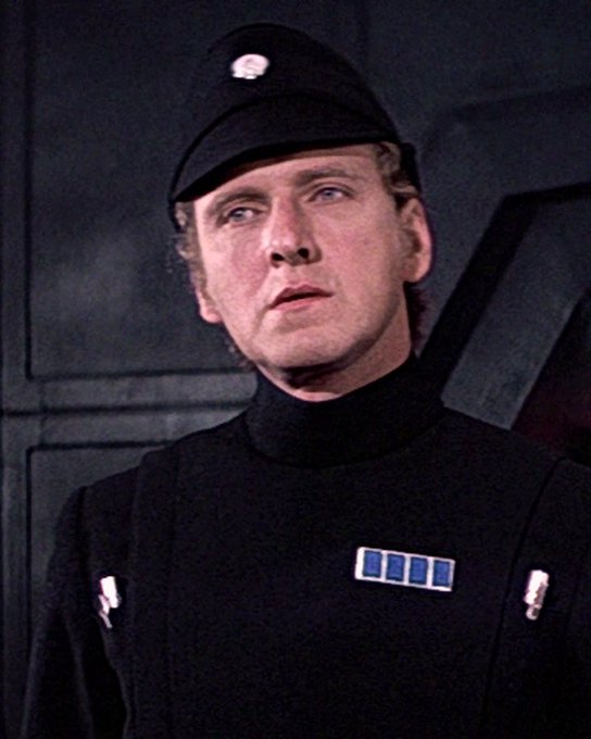 スターウォーズの帝国軍の階級章のメカニズムをわかってる人誰もいない説。
画像の4人は全員「中尉」です。 