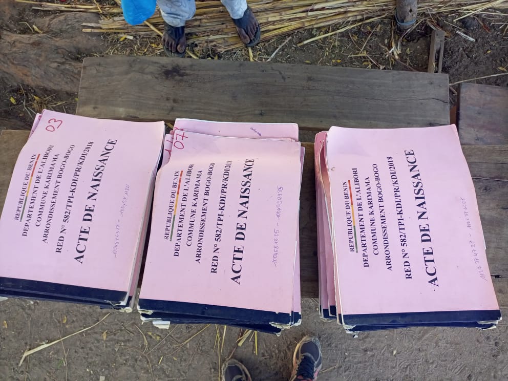 amnestybenin's tweet image. Du 4 au 8 juin 2022, 217 actes de naissances sécurisés ont été distribués dans le village de Bogo-Bogo, commune de Karimama. Ce jour nous entamons la distribution dans le village de ''Torio'' dans l'arrondissement de Bogo-Bogo
@UNHCRWestAfrica @GosiaCourtay
#Apatridie