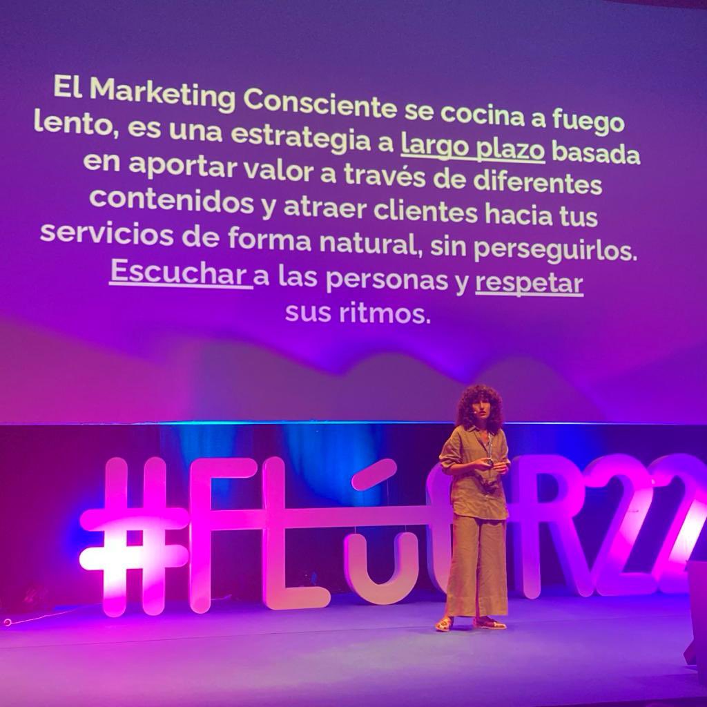 El #MarketingConsciente es una estrategia a largo plazo que aporta valor a través de diferentes contenidos, atrayendo al cliente de forma natural. Escuchar a las personas y respetar sus ritmos Vía <a href="/jessconjota/">jess.con.jota</a> CC <a href="/congresofluor/">Congreso FLÚOR</a> <a href="/P_OsoRiodieGueZ/">Pablo Osorio 🏉🛵</a> <a href="/markea_gal/">Markea - Asociación Galega de Marketing</a> #FLUOR22 #Pontevedra