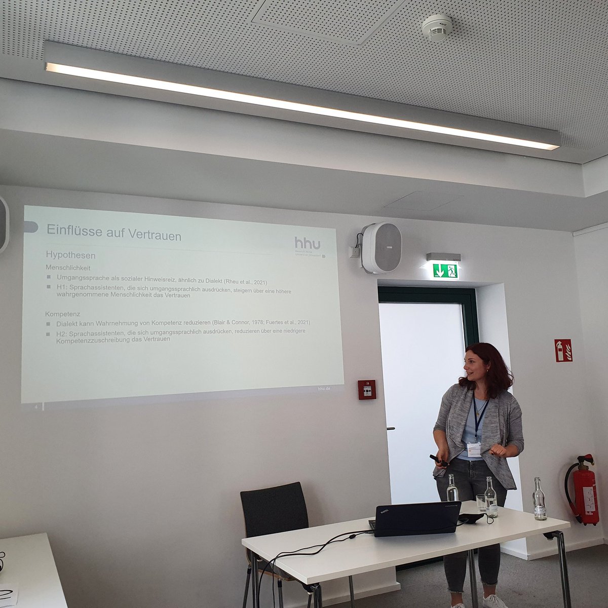 Dominique Heinbach (@heinbachd) on Twitter photo Und gleich der nächste Vortrag von der <a href="/HHU_de/">Heinrich-Heine-Universität Düsseldorf</a> von <a href="/katifrehmann/">Katharina Frehmann</a> und <a href="/ziegelem/">Marc Ziegele</a>: Umgangssprache bei Sprachassistenten wird als weniger kompetent wahrgenommen, was sich wiederum auf die Vertrauenswürdigkeit auswirkt #rezfo22 Und gleich der nächste Vortrag von der <a href="/HHU_de/">Heinrich-Heine-Universität Düsseldorf</a> von <a href="/katifrehmann/">Katharina Frehmann</a> und <a href="/ziegelem/">Marc Ziegele</a>: Umgangssprache bei Sprachassistenten wird als weniger kompetent wahrgenommen, was sich wiederum auf die Vertrauenswürdigkeit auswirkt #rezfo22