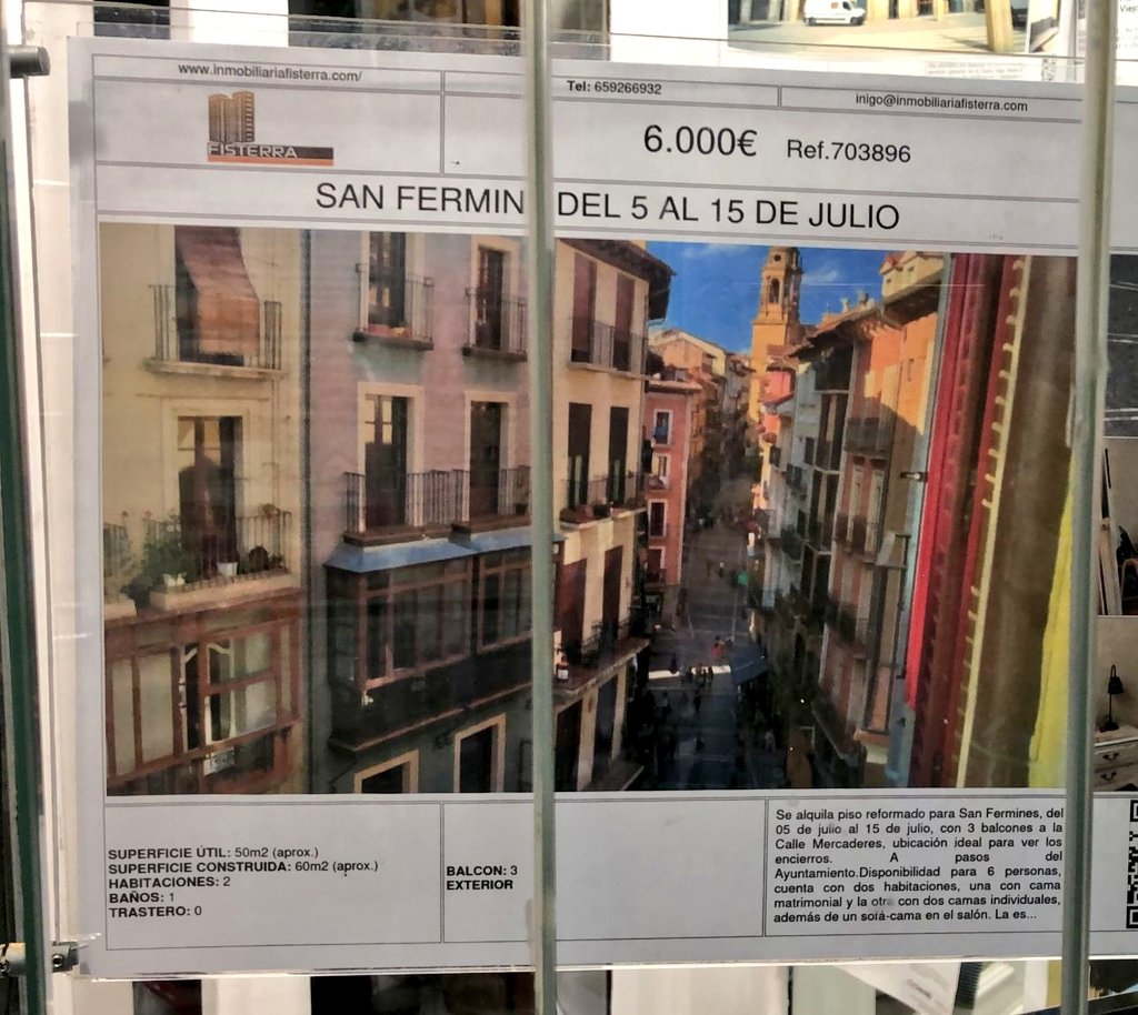 jmdepablo's tweet image. La oferta ilegal de apartamentos para #sanfermin ya no se oculta. Este cartel está en el escaparate de una inmobiliaria del Casco Viejo de #Pamplona
