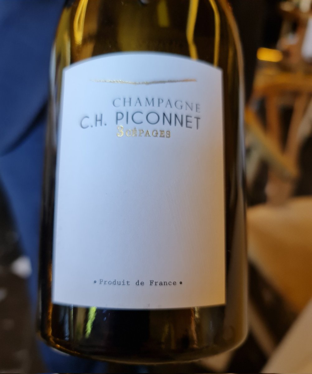 En <a href="/abarra_res/">Restaurante A' Barra</a> se come muy bien, se bebe de categoría y se disfruta del espectáculo en sala.
Además rodeado de estupendas obras de arte.