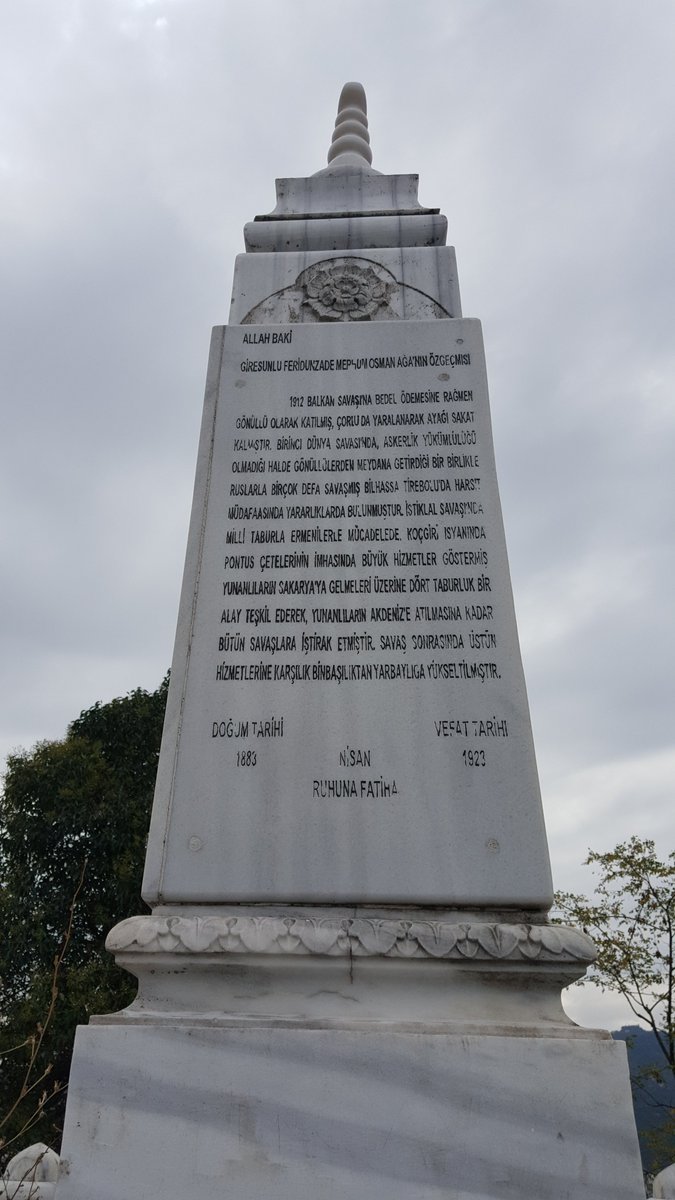 Giresun sahilde Mustafa Kemal Paşa'nın heykeli.
Heykelin arka planında tepedeki bayraklı mekan ise öldürttüğü Topal Osman Ağa'nın makamı.