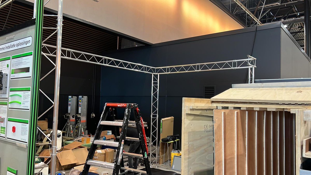 De opbouw van onze stand op <a href="/huisenenergie/">Huis & Energie</a>  is in volle gang. Onze collega's Johan en Daan zijn naast "laadpalen-specialist" ook ervaren standbouwers! 💪
#duurzaam #elektrischrijden #huisenenergie #laadpaal
