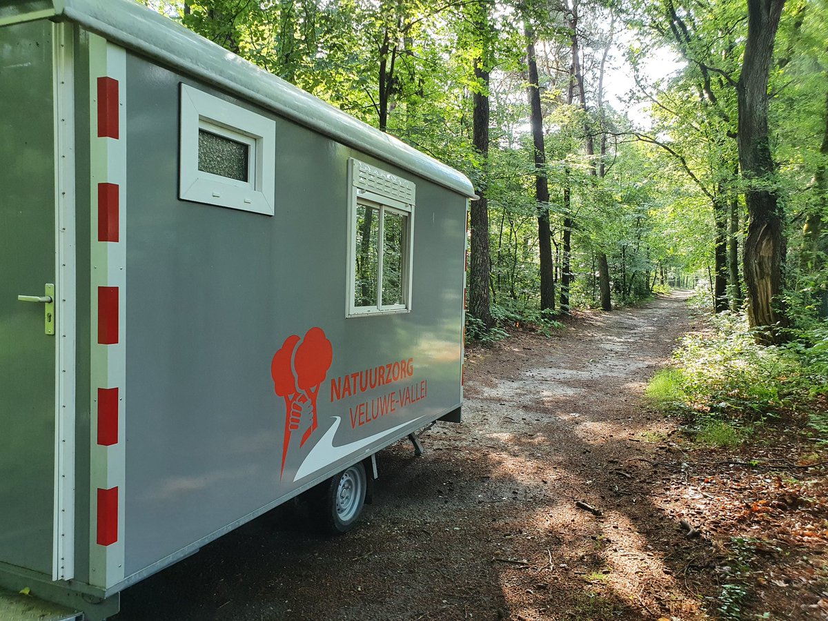 Met deelnemers aan het werk langs het vlonderpad in het Renkums beekdal. We maaien een smalle rand zodat het pad goed begaanbaar blijft en het hout aan de onderkant kan drogen. Met zeis en sikkel zonder verstoring voor mens en dier. <a href="/Renkums_Beekdal/">Stichting Renkums Beekdal</a> <a href="/Gem_Renkum/">Gemeente Renkum</a> #Renkum