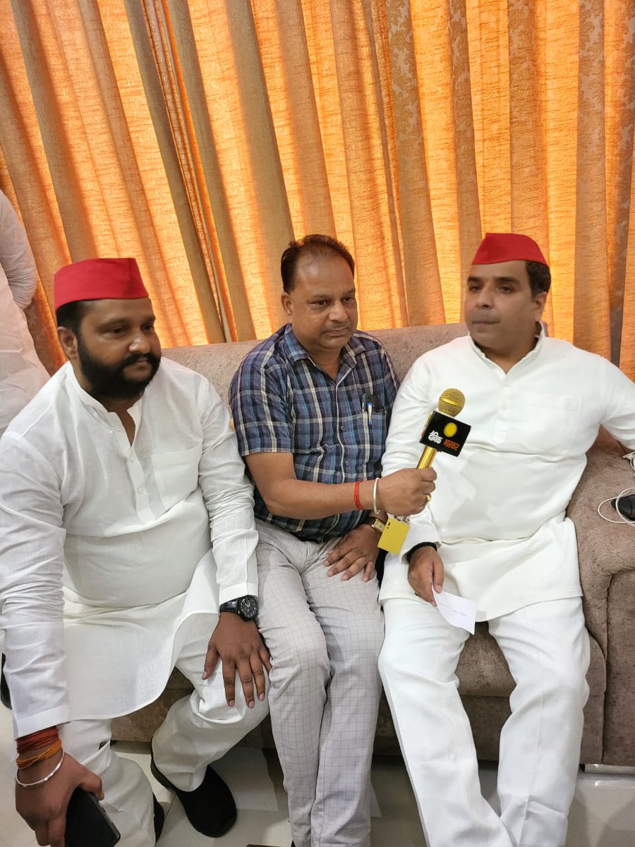 Pramukh009999's tweet photo. लोक सभा उपचुनाव आजमगढ़ 
प्रत्यासी बड़े भाई धर्मेंद्र यादव जी के साथ मीडिया से रूबरू होते हुऐ !
#जय_समाजवाद https://t.co/JQLJ6LijB3