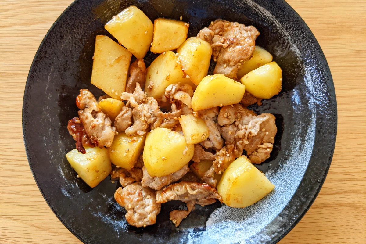 焼き肉のたれで簡単味付け！豚こまの焼肉ジャーマンポテト。