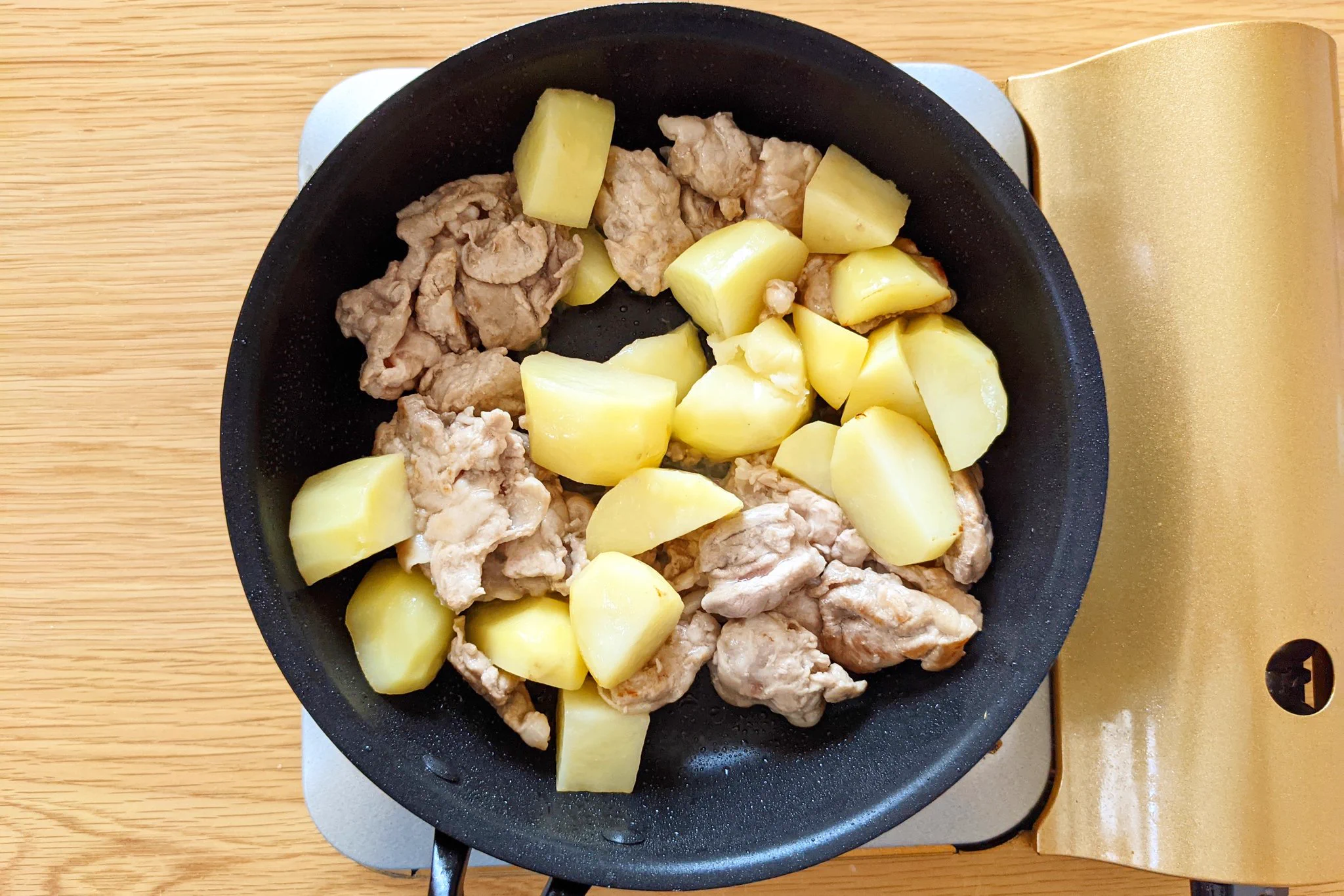 焼き肉のたれで簡単味付け！豚こまの焼肉ジャーマンポテト。