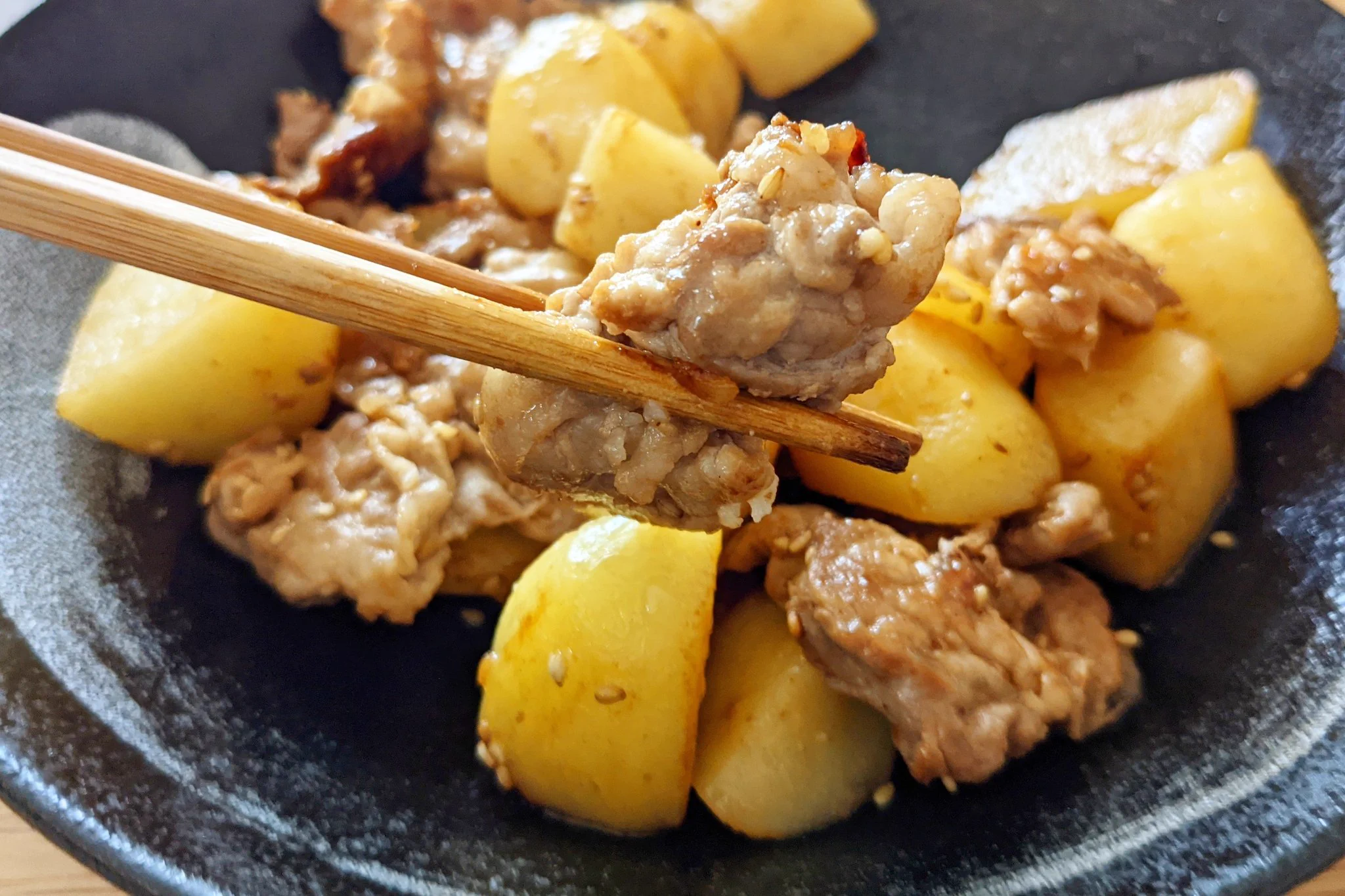 焼き肉のたれで簡単味付け！豚こまの焼肉ジャーマンポテト。