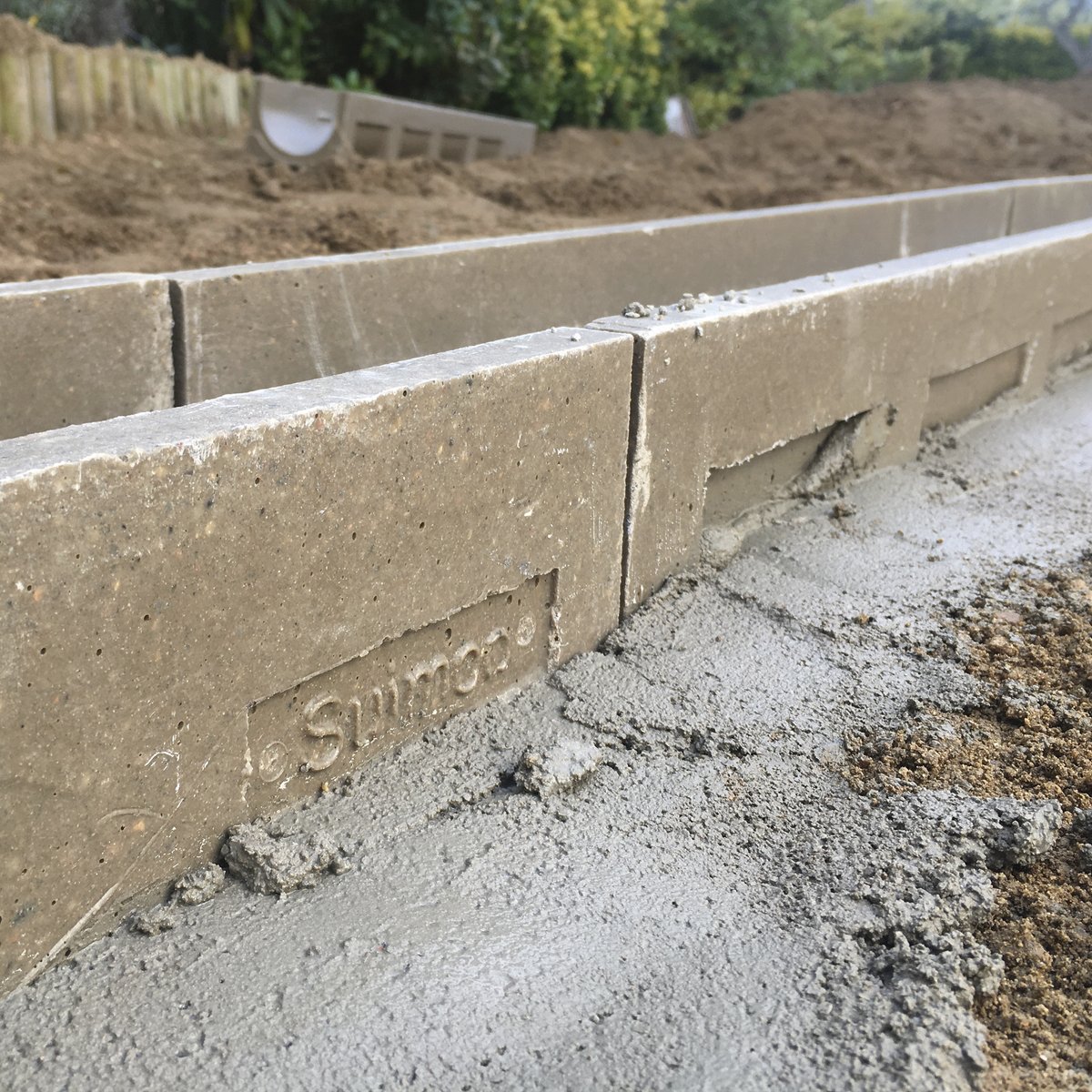 Suimco_Spain's tweet photo. Drenaje en hormigón polímero con el canal SUISELF 150 con rejilla pasarela de sobreponer fabricada en acero inoxidable, instalado en una zona residencial de paso peatonal. Consulte los diferentes modelos y medidas en nuestra página web https://t.co/YrXKOeSkYA https://t.co/uWOtQpIMhT