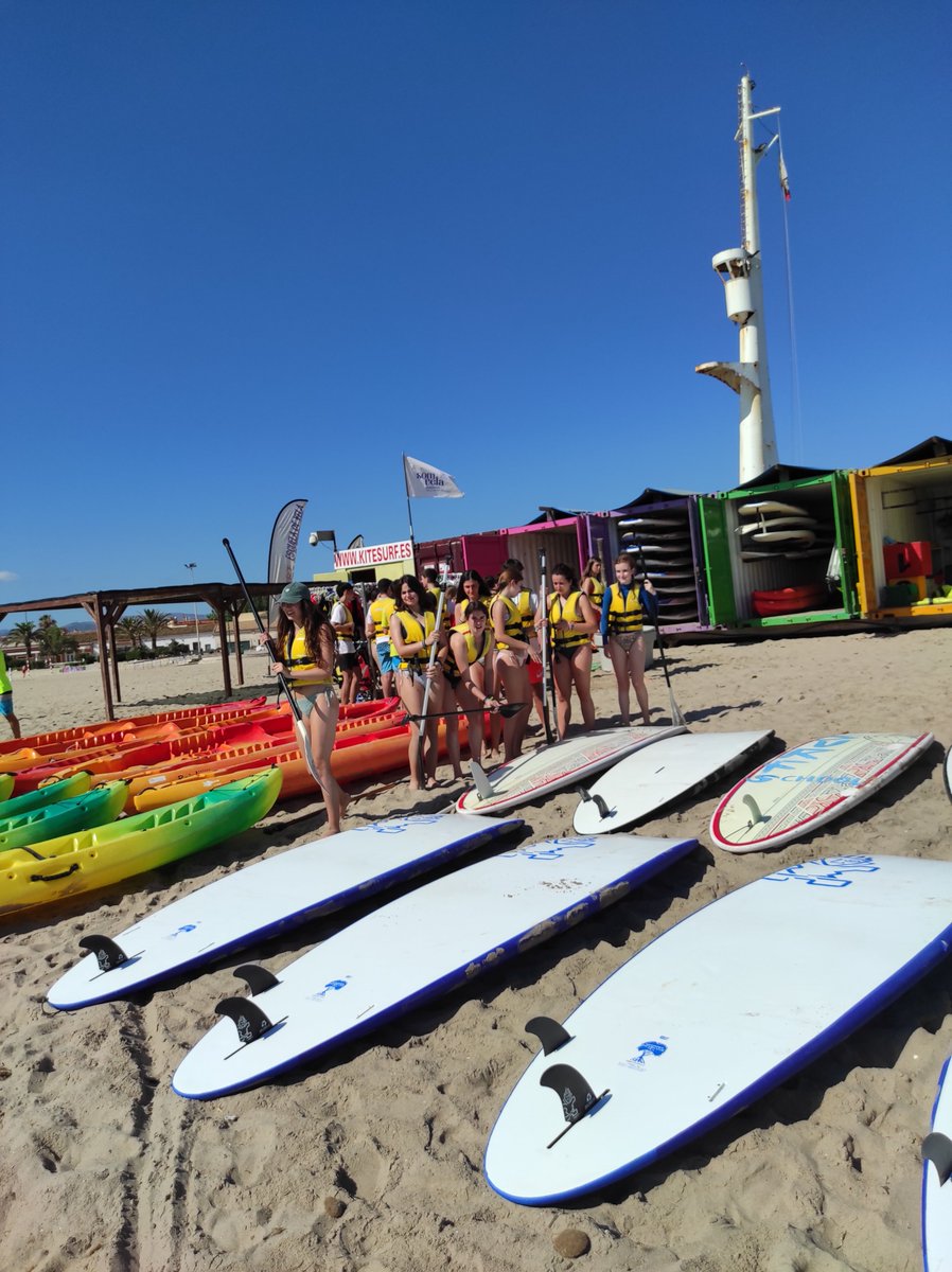 loretovalencia's tweet photo. Nuestros alumnos de 4 de ESO disfrutando de las actividades acuáticas en Oliva Surf. #somosfesd https://t.co/cbLMqtiVe1