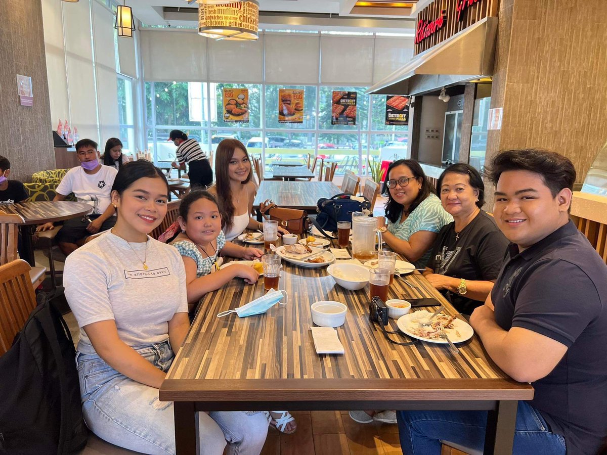 TeamTiffanyOFC's tweet photo. @pbbtiff_ is with @islandgirl_kai and @donhilarioo’s family enjoy!💖💜

#TiffanyRonato | #TiffRonato https://t.co/jmxwqxYBX6