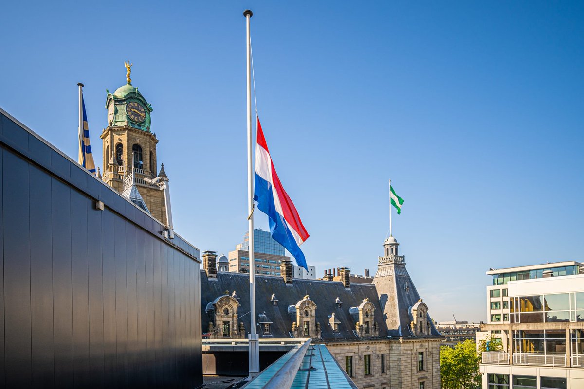 POL_Rotterdam's tweet image. Vandaag zie je vlaggen halfstok hangen op onze politiegebouwen. Wij doen dit ieder jaar om collega’s te herdenken die tijdens het politiewerk zijn overleden. Wij staan extra stil bij collega Arno de Korte die vandaag wordt bijgeschreven in de Tuin van bezinning in Warnsveld.