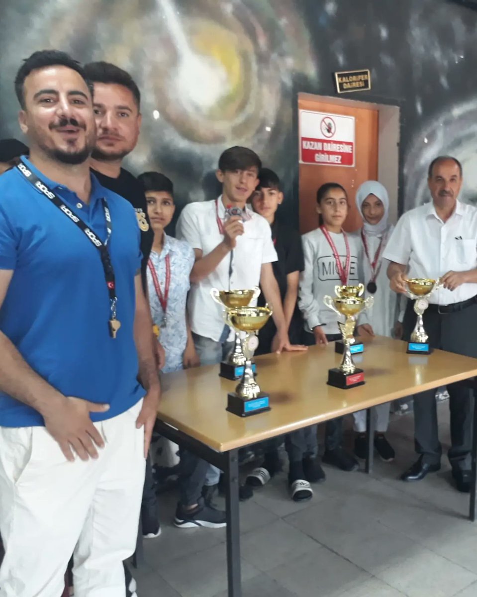 Okulumuz Teknoloji ve Tasarım Öğretmeni Tuğba Demir'in  sene sonu sergisi ve Sportif Başarıların olduğu kupa sergimiz. Emeği geçen öğretmenlerimize teşekkür ederiz.<a href="/bingolmem/">Bingöl MEM</a> <a href="/gencmem12/">Genç İlçe Milli Eğitim Müdürlüğü</a> <a href="/halilyucel6060/">Halil YÜCEL</a> <a href="/dinler_remzi/">Remzi DİNLER</a>