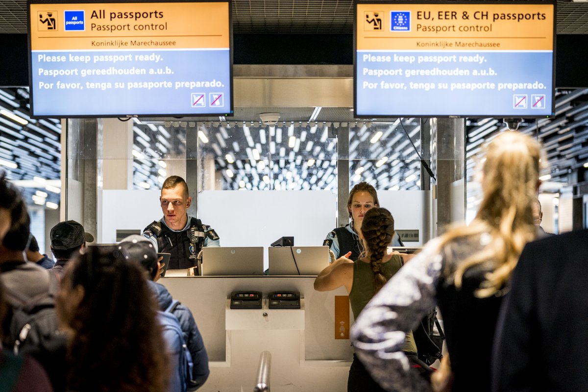 Marechaussee's tweet photo. Ga je binnenkort op #reis? Check dan vooraf of je paspoort of ID-kaart nog geldig is. Vraag indien nodig ruim van tevoren een nieuw #reisdocument aan bij je gemeente. De Marechaussee verstrekt namelijk alleen in uitzonderlijke gevallen een noodpaspoort. 👉 https://t.co/oTbIrupbCe https://t.co/CIhLWBYH6c