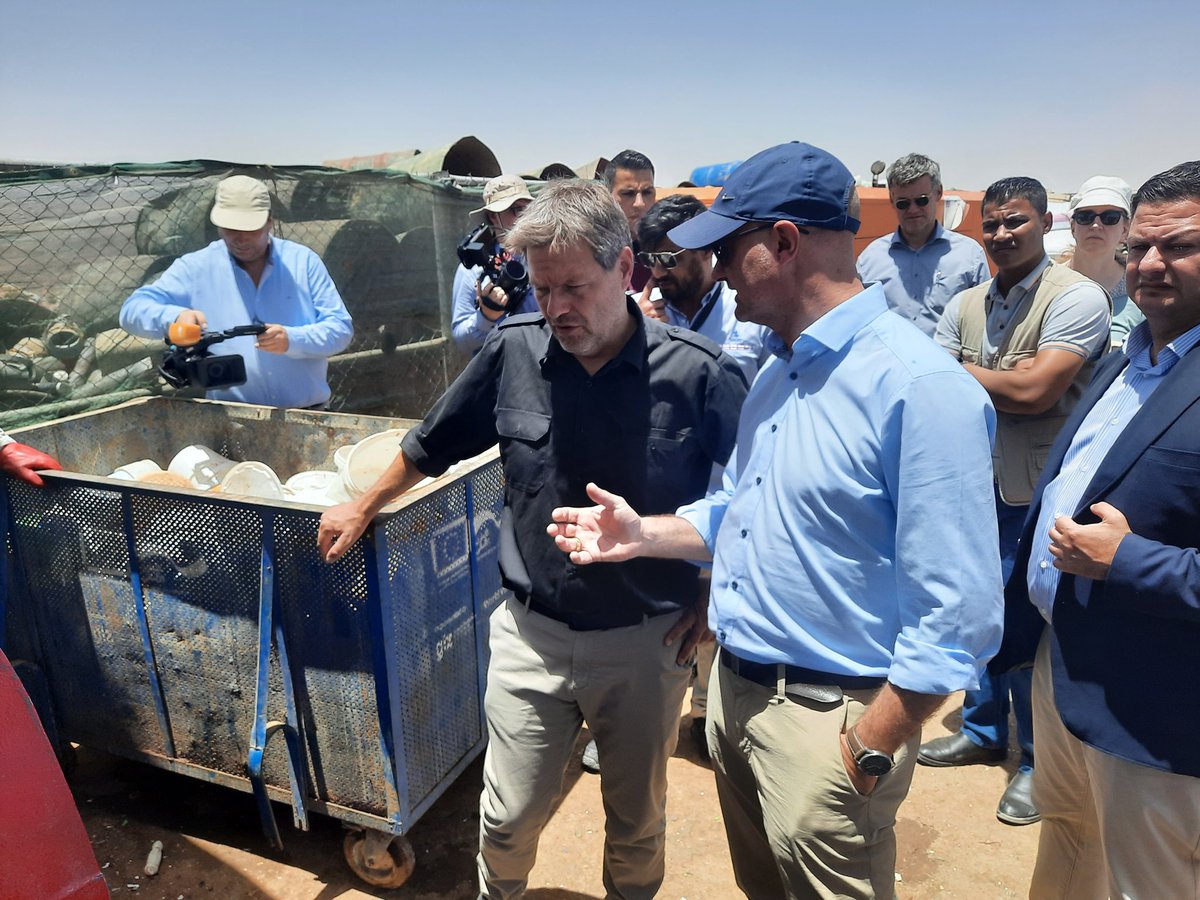 Vizekanzler Robert #Habeck im Flüchtlingslager #Azraq in #Jordanien. Besichtigung der Recycling Anlage. 39000 Geflüchtete aus #Syrien leben hier. Viele von ihnen seit 2014. @BMWK