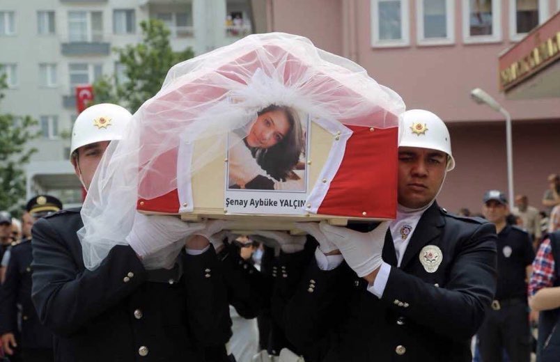 Seni, balonlarla gittiğin vatanın en ücra köşesinden tabutunla gönderen hainler gün yüzü görmesin Aybüke Öğretmenim...

Ruhun şad olsun. #AybükeYalçın