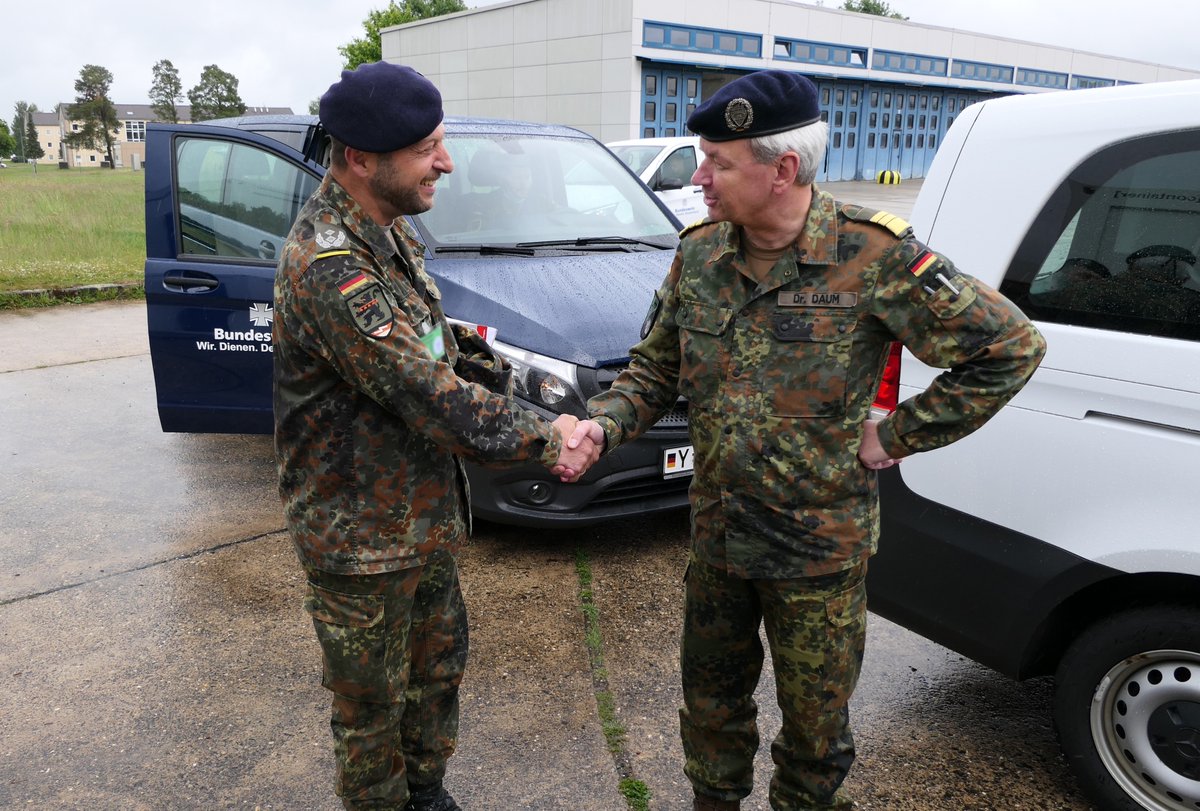 cirbw's tweet photo. 1/ Dienstaufsicht bei der Übung #SteadfastCobalt: Während @sguenthr, Kommandeur #ITBtl281 #Gerolstein, #InspCIR detailliert in die Lage einweist, arbeiten seine Profis im Hintergrund weiter an der #Validierung der #IT-Services. 
Wie das abläuft: ⇒https://t.co/C1LhmIVAuZ !B https://t.co/vAktp4OZDH