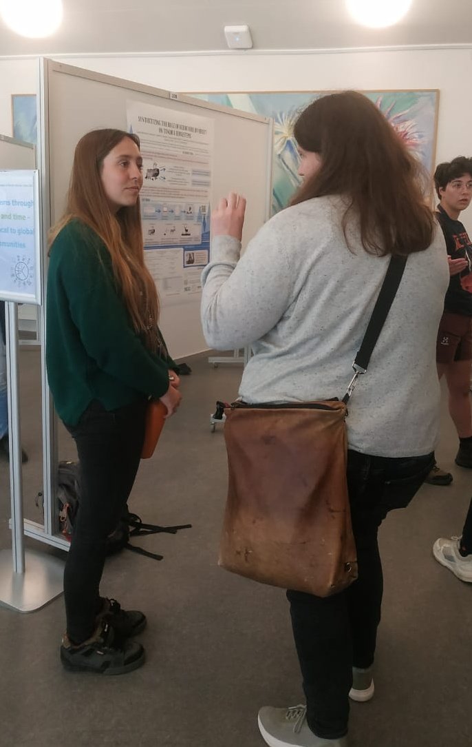 Presenting <a href="/TundrAsalad/">TUNDRAsalad</a> #SystematicReview at #NordicOikos2022. Very happy to share out work about #herbivore diversity effects on #tundra ecosystems. <a href="/HerbivoryN/">Herbivory Network</a> <a href="/CharterArctic/">CHARTER Project</a> <a href="/lbhi_is/">Landbúnaðarháskóli Íslands - LBHÍ</a> #OikosTogether