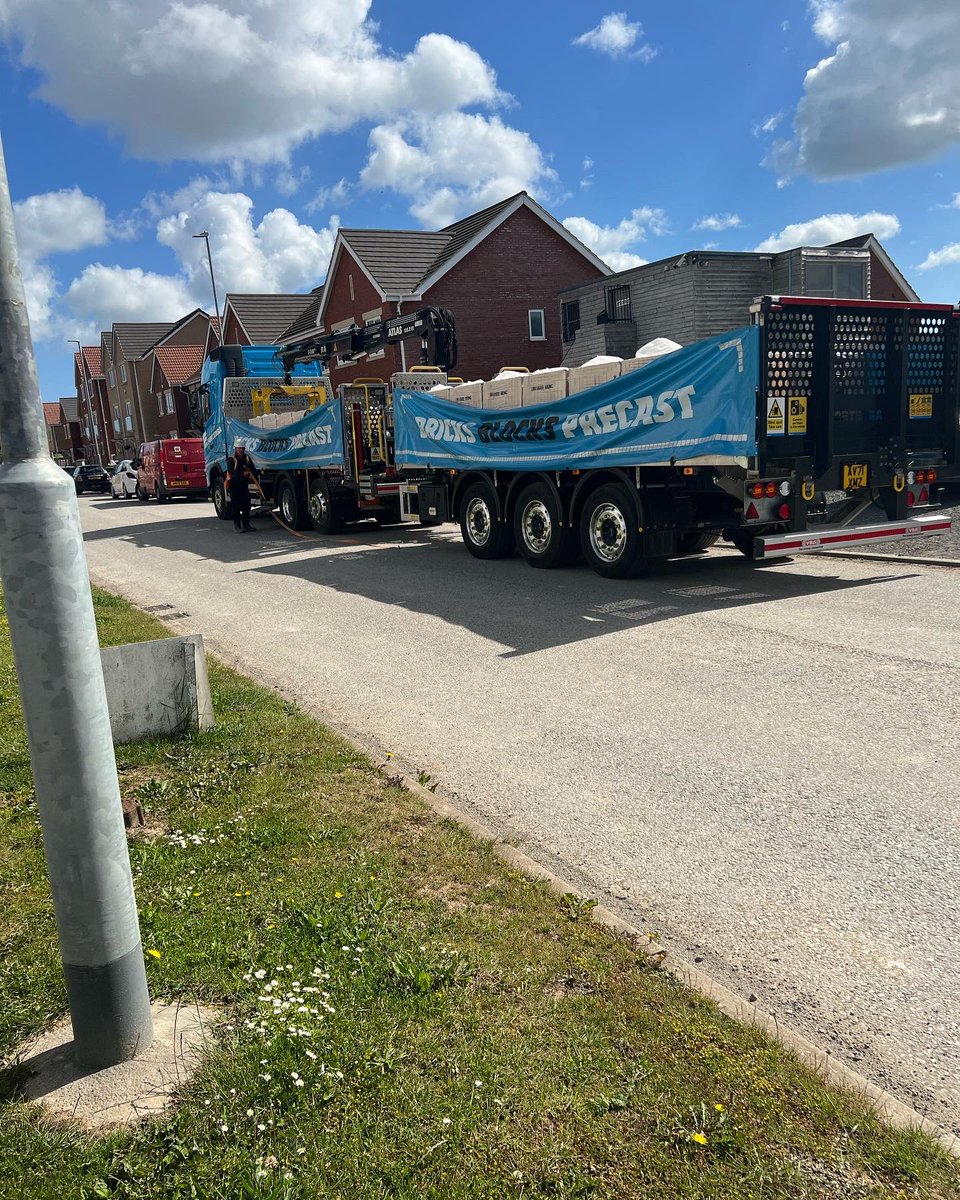 Manorcrest2015's tweet image. Hooray!!🎉🎉🎉 bricks &amp;amp; blocks delivery at Manorcrest. Keep us busy for a while. Keep going guys 💪 Beautiful day today for construction of our new homes 🏡 ❤️🏡