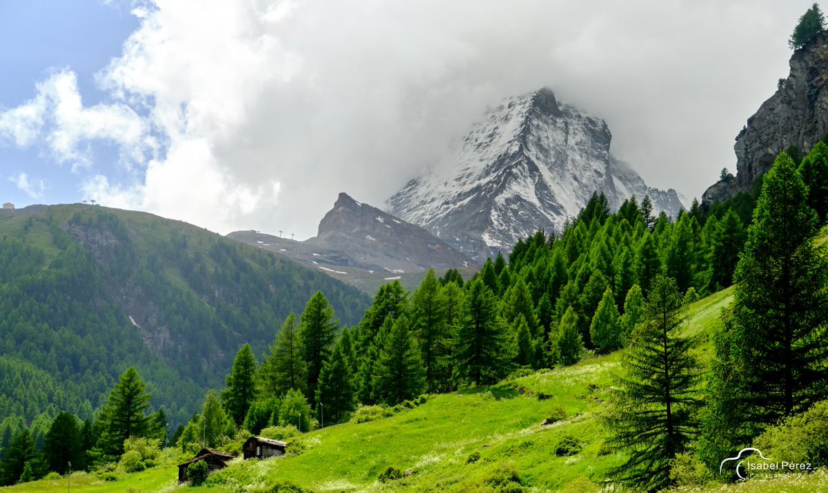 isaperez99's tweet photo. El #Cervino tuvimos la mala suerte de que nos pilló unas nubes encima. Además no se iban pero allí estuvimos , el #Zermatt precioso . #Suiza no defrauda. Es una maravilla. https://t.co/oI18G2KsDp