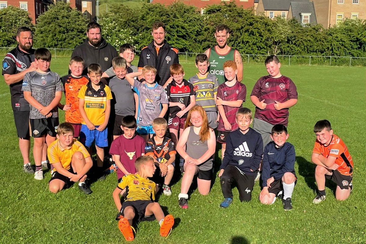 🧡 Brilliant to see <a href="/JamesClare91/">James Clare</a> helping out at local community club <a href="/CutsykeRaiders/">Cutsyke Raiders</a> U10s training session yesterday!

⭐️ Inspiring Tigers stars of the future!

#ONECLUB