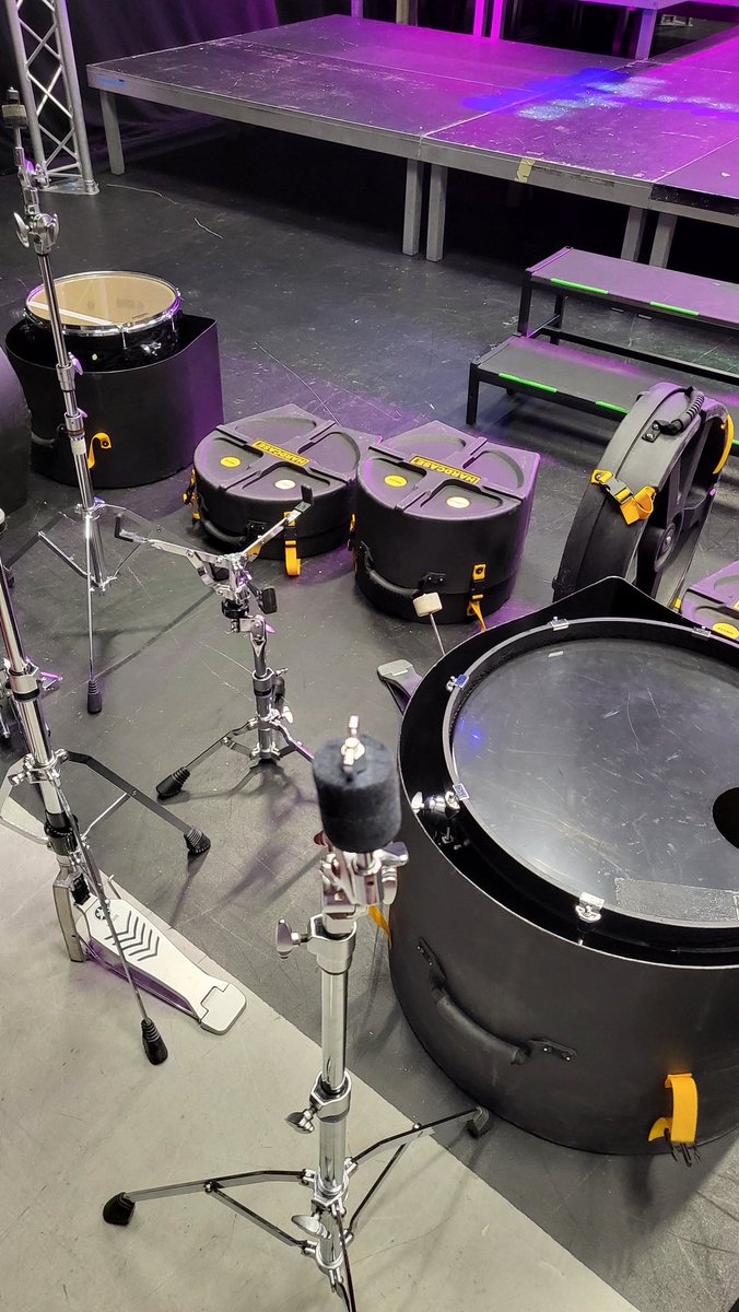 fadedaspen's tweet photo. anyone know how tf to put a drum kit together..? 😐 https://t.co/eXhFPM9LAo