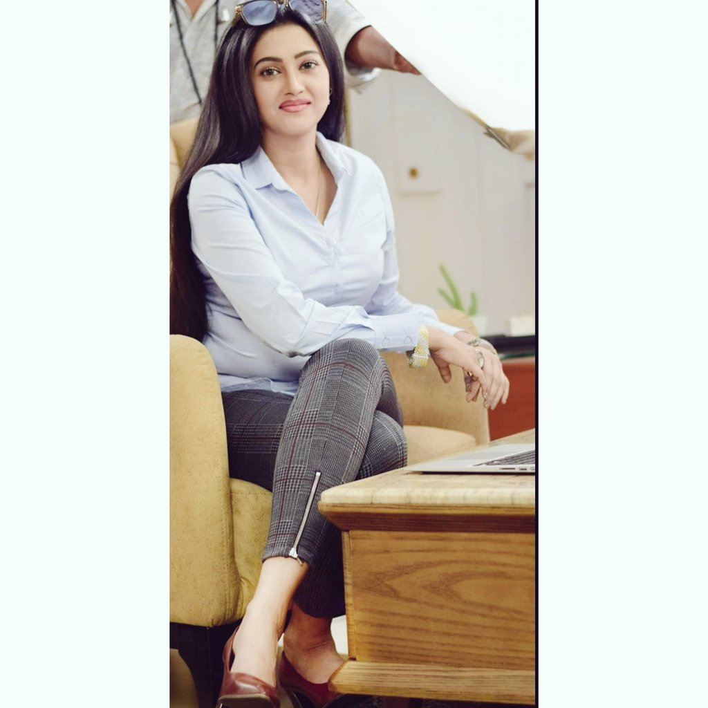 ForeverVarsha's tweet photo. Be like a tree &amp; let the dead leaves drop @VarshaPriyadar3 didi 🙌🤍 https://t.co/3hsZ0nN7bX