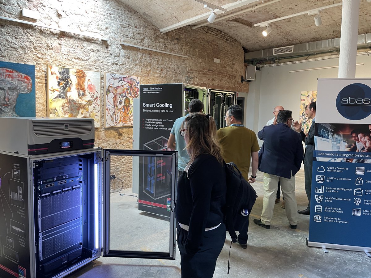 AbastGrup's tweet photo. Durante el coffee-break, los asistentes al #AbastDataCenterDay 2022 Barcelona han podido ver y conocer las características de los #microdatacenter / #edgedatacenter de Rittal ES
#datacenter #cpd #centrodedatos #edge #rittal #ABAST https://t.co/Rmu8MneRVV