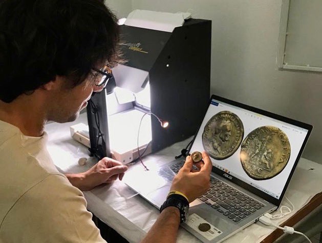UniSalerno's tweet photo. [RICERCA UNISA] 🪙⚱️🔍
È iniziata l'avventura dei ricercatori UNISA in Toscana! Il gruppo di #Numismatica del Dipartimento di Scienze del Patrimonio Culturale #Dispac si è trasferito a Grosseto per dare inizio al lavoro di catalogazione del tesoro di #2500monete di epoca romana https://t.co/qo9XycuFJT
