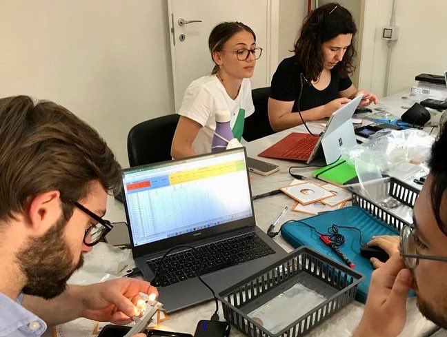 UniSalerno's tweet photo. [RICERCA UNISA] 🪙⚱️🔍
È iniziata l'avventura dei ricercatori UNISA in Toscana! Il gruppo di #Numismatica del Dipartimento di Scienze del Patrimonio Culturale #Dispac si è trasferito a Grosseto per dare inizio al lavoro di catalogazione del tesoro di #2500monete di epoca romana https://t.co/qo9XycuFJT
