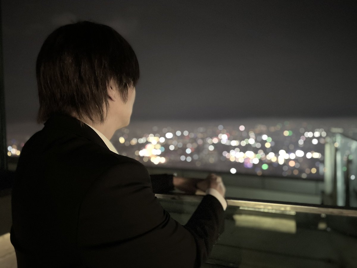ENDLESS_SHIGE's tweet photo. 昨夜はTETSUさんが食事後にバーへ連れて行ってくれました。確かに夜景は綺麗なのですが、恋人同士のお客さんしかいなくて。。。
TETSUさんはいつもこのようなお店に来ているのかい？ https://t.co/At59LHrblJ