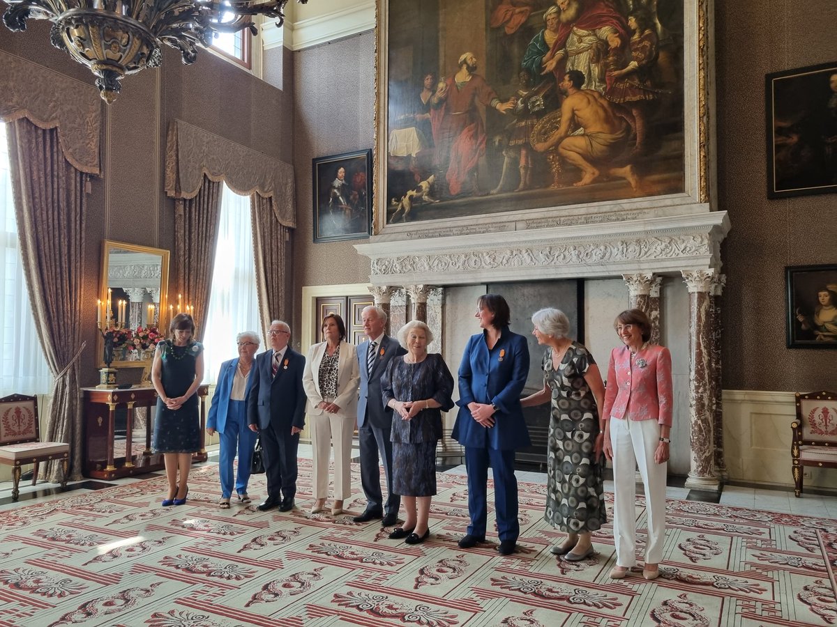 Urker Klaas Post met prinses Beatrix en andere ontvangers van een Zilveren Anjer