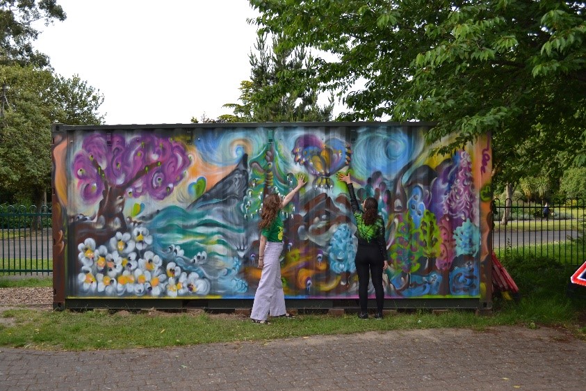 SustransLondon's tweet photo. Talent all around in London with our #HealthySreetsOfficer Rebekah, leading on a creative project with secondary school children. Check out that beautiful #AllAbilityCyclingHub mural in Inwood Park in @LBofHounslow
#HealthyStreets @htravelactive. https://t.co/sAZ6qJaxbc