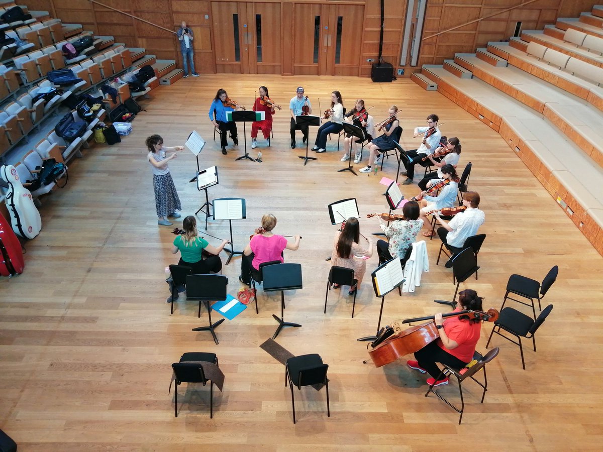 UniKent_Music's tweet photo. #SummerMusicWeek The String Sinfonia in rehearsal ahead of today's Lunchtime Concert #strings #music #Canterbury https://t.co/XSDVyRw314