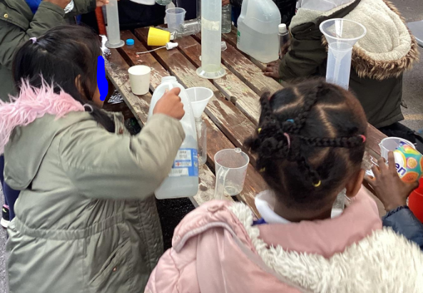 easton_academy's tweet photo. Year 2 had lots of fun exploring volume and capacity! 💦💦
They used the measuring equipment and worked out how much water each container could hold; they noticed that 100ml looks different in different bottles! @DBAT_UK #Mathematics https://t.co/ole0CYXDRo