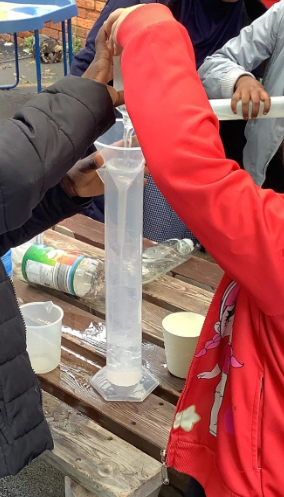 easton_academy's tweet photo. Year 2 had lots of fun exploring volume and capacity! 💦💦
They used the measuring equipment and worked out how much water each container could hold; they noticed that 100ml looks different in different bottles! @DBAT_UK #Mathematics https://t.co/ole0CYXDRo