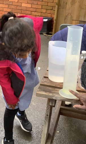easton_academy's tweet photo. Year 2 had lots of fun exploring volume and capacity! 💦💦
They used the measuring equipment and worked out how much water each container could hold; they noticed that 100ml looks different in different bottles! @DBAT_UK #Mathematics https://t.co/ole0CYXDRo