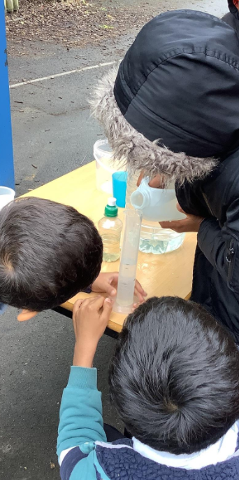 easton_academy's tweet photo. Year 2 had lots of fun exploring volume and capacity! 💦💦
They used the measuring equipment and worked out how much water each container could hold; they noticed that 100ml looks different in different bottles! @DBAT_UK #Mathematics https://t.co/ole0CYXDRo