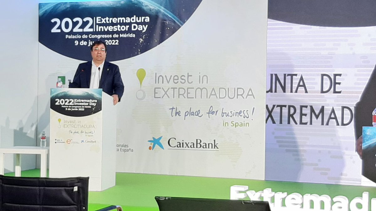 Esther Martín de la junta directiva de CEAT Badajoz y la técnica Cristina Blanco, participan esta mañana en la primera de las conferencias de la 1ª edición del evento INVESTOR DAY EXTREMADURA, organizado por la Junta de Extremadura en el Palacio de Congresos de Mérida.